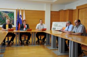 Podpisniki pogodbe, direktor občinske uprave Jože Palčnik in predsednik sveta KS Loka pri Žusmu Srečko Krajnčan ob predstavitvi investicije